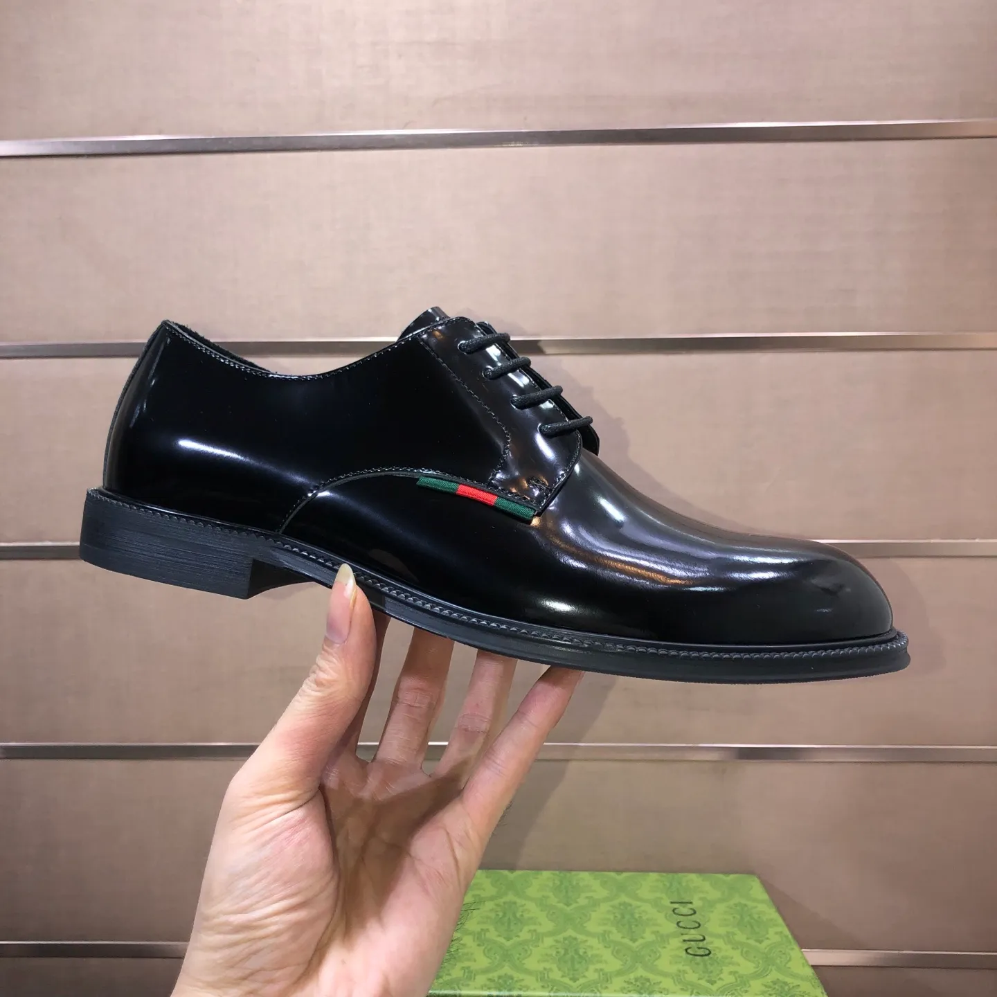 Factory batch 500💰Italy’s top luxury men’s shoe giant (GUCCI) (Gucci) (full cowhide lining) new arrival🍃Original European style🔰 Pleasant to the eye😍In order to make the shoes more durable and non-deformable🌀The production continues to follow traditional methods but there is still no lack of innovation💪The original sheepskin is selected for the leather♻️Smooth, natural and extra bright⭐Made of imported cowhide The rich man’s first choice 38-45 (45 customized)